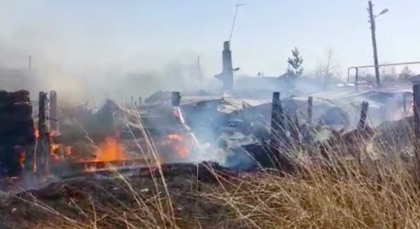 Фото 79-летний житель Новосибирской области сжёг собственный дом во время уборки участка 2